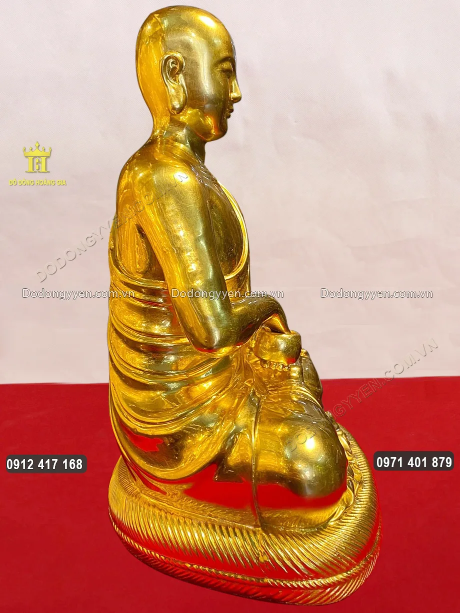 H&igrave;nh ảnh nh&igrave;n nghi&ecirc;ng của bức tượng đồng